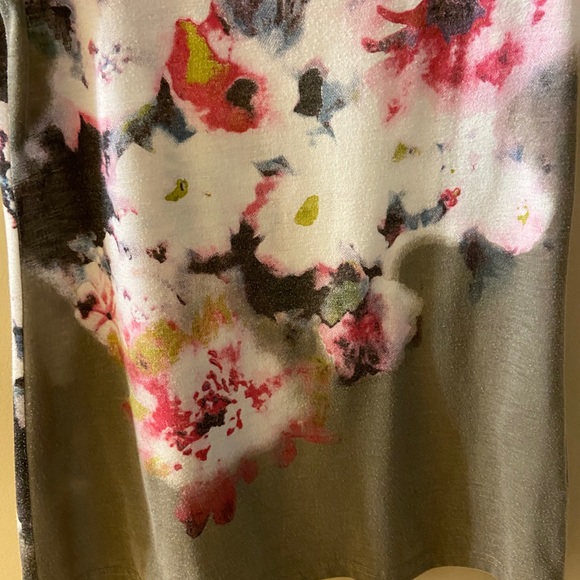 Green tee has modern painted look red white black flowers - Picture 6 of 7